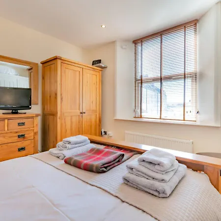 Apartment 5 Kenilworth House *